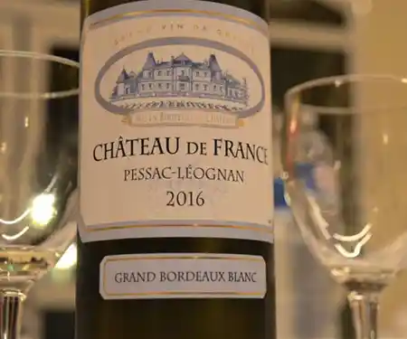 Bouteille de Pessac Léognan bordeaux servi dans le restaurant la table de trois souvent avec ses plats de viandes