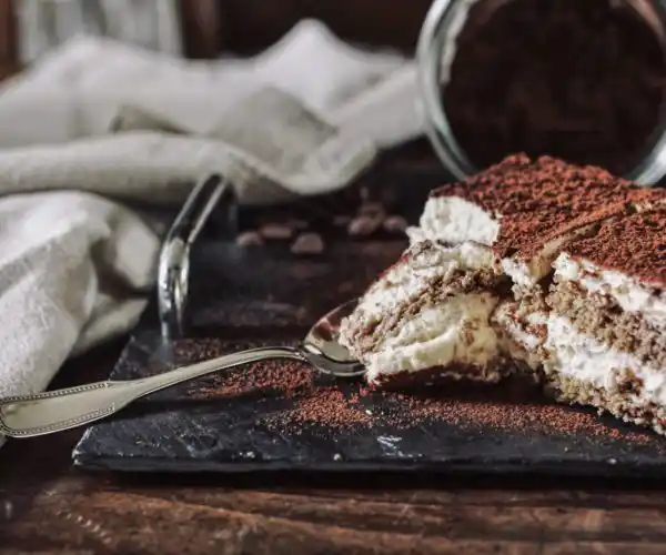 Dessert à bordeaux tiramisu du restaurant de la table de trois du jour