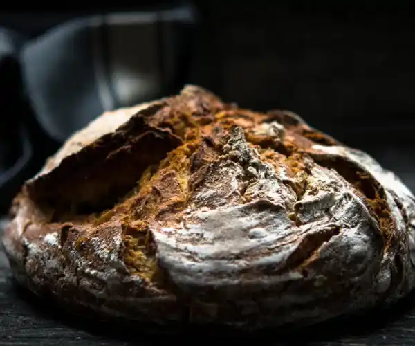 Le restaurant de la table de trois dévoile son pain croustillant de bordeaux