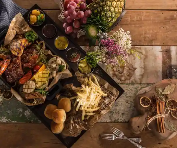 Le restaurant la table de trois expose son brunch provenant des locaux de bordeaux
