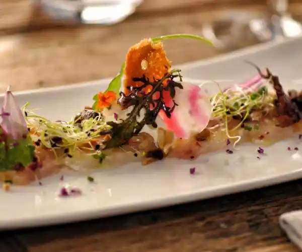 Le restaurant situé à bordeaux la table de trois mets en valeur son sashimi de saumon
