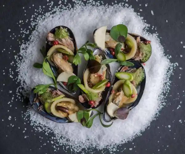 Plat-de-parfait-de-bulot au foie gras de bordeaux délicieux cuisiné par le restaurant la table de trois