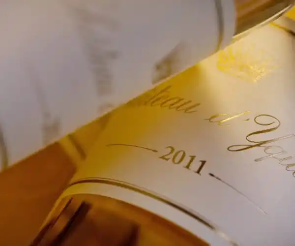 Présentation du restaurant la table de trois à bordeaux d'une bouteille de tariquet
